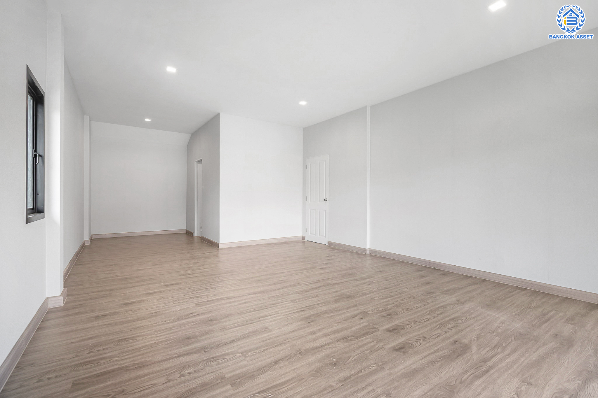 บ้านมือสองตกแต่งใหม่ ม.ปรัชญาการ์เด้นโฮม สุคนธสวัสดิ์ หลังมุม เนื้อที่ 55.9 ตร.ว. ฟังก์ชัน 3 ห้องนอน 4 ห้องน้ำ 1 ห้องแม่บ้าน 2 ที่จอดรถ พร้อม Living Area กว้างขวาง บนทำเลใจกลางเมือง! เชื่อมต่อทั้งถนนประเสริฐมนูญกิจ, เกษตร-นวมินทร์, ลาดพร้าว, รัชโยธินฯ ใกล้ทางด่วนรามอินทรา และรถไฟฟ้าสายสีน้ำตาล "สถานีโรงเรียนสตรีวิทยา2"